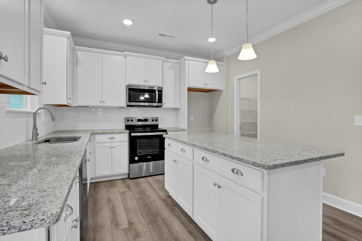 https://assets.windsorhomes.us/img/BMW_lot7_Stoddard_2017_Twilight_Drive_kitchen_2.jpeg