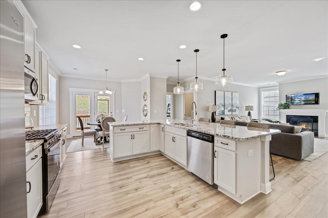 https://assets.windsorhomes.us/img/Bailey_B_VR_lot50_1703_Langlais_drive_Kitchen.jpg