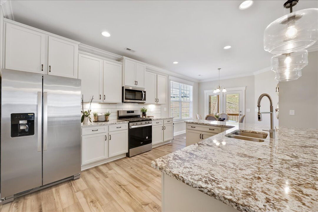https://assets.windsorhomes.us/img/Bailey_B_VR_lot50_1703_Langlais_drive_Kitchen_View2.jpg