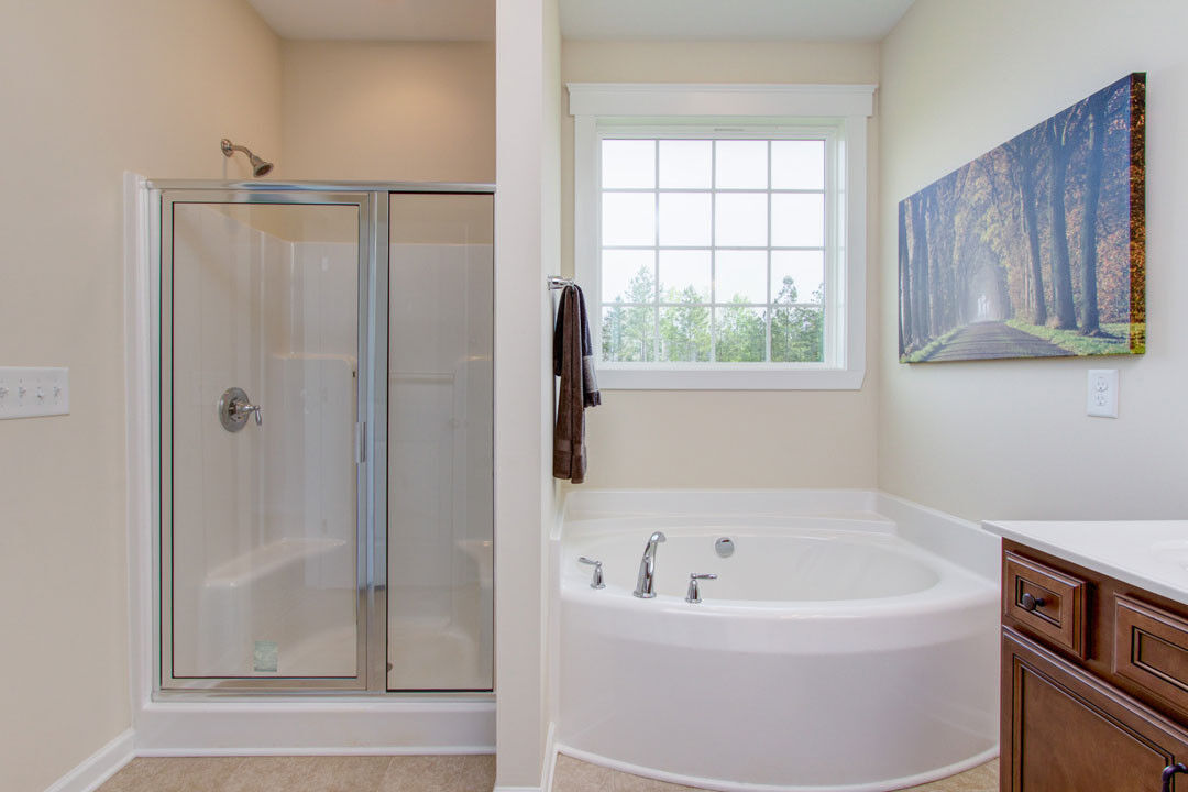 https://assets.windsorhomes.us/img/Bailey_C_LR_lot3_1989-Bellemont-Alamance_bathroom.jpg