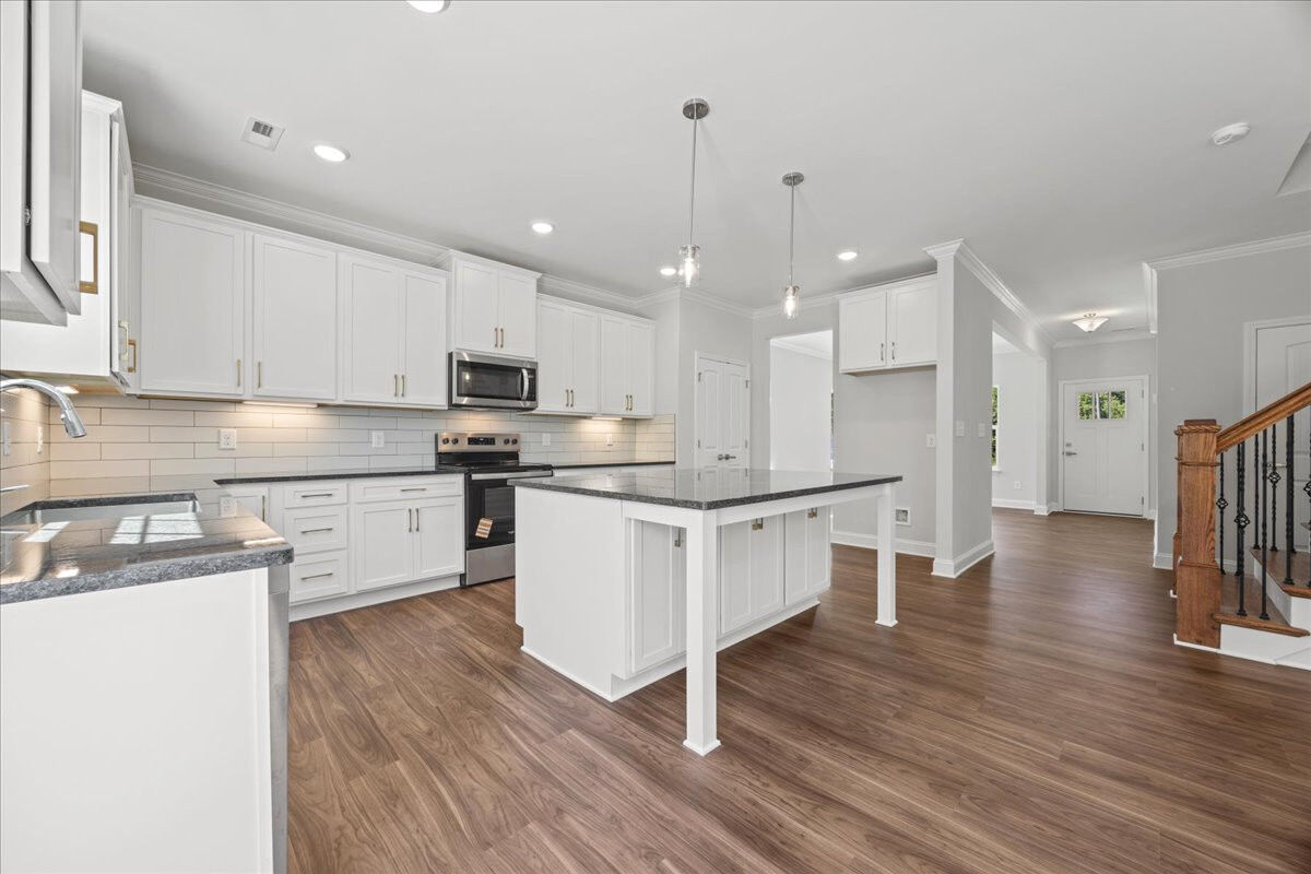 https://assets.windsorhomes.us/img/CCK_lot74_Cameron_elvD_4090_Stallion_St_kitchen_5.jpg