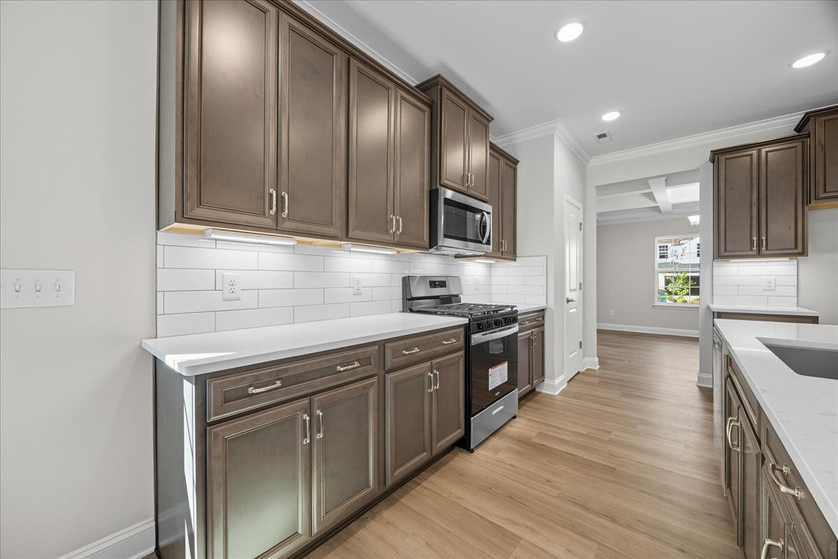 https://assets.windsorhomes.us/img/CCK_lot75_Cotswold_elvE_4094_Stallion_St_kitchen_5.jpg