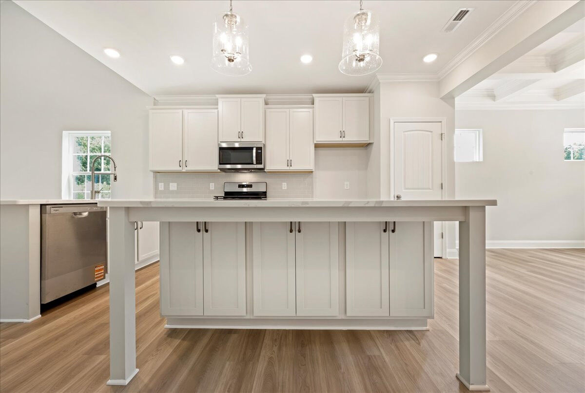 https://assets.windsorhomes.us/img/CCK_lot76_Richmond_elvB_4098_Stallion_Street_kitchen.jpg