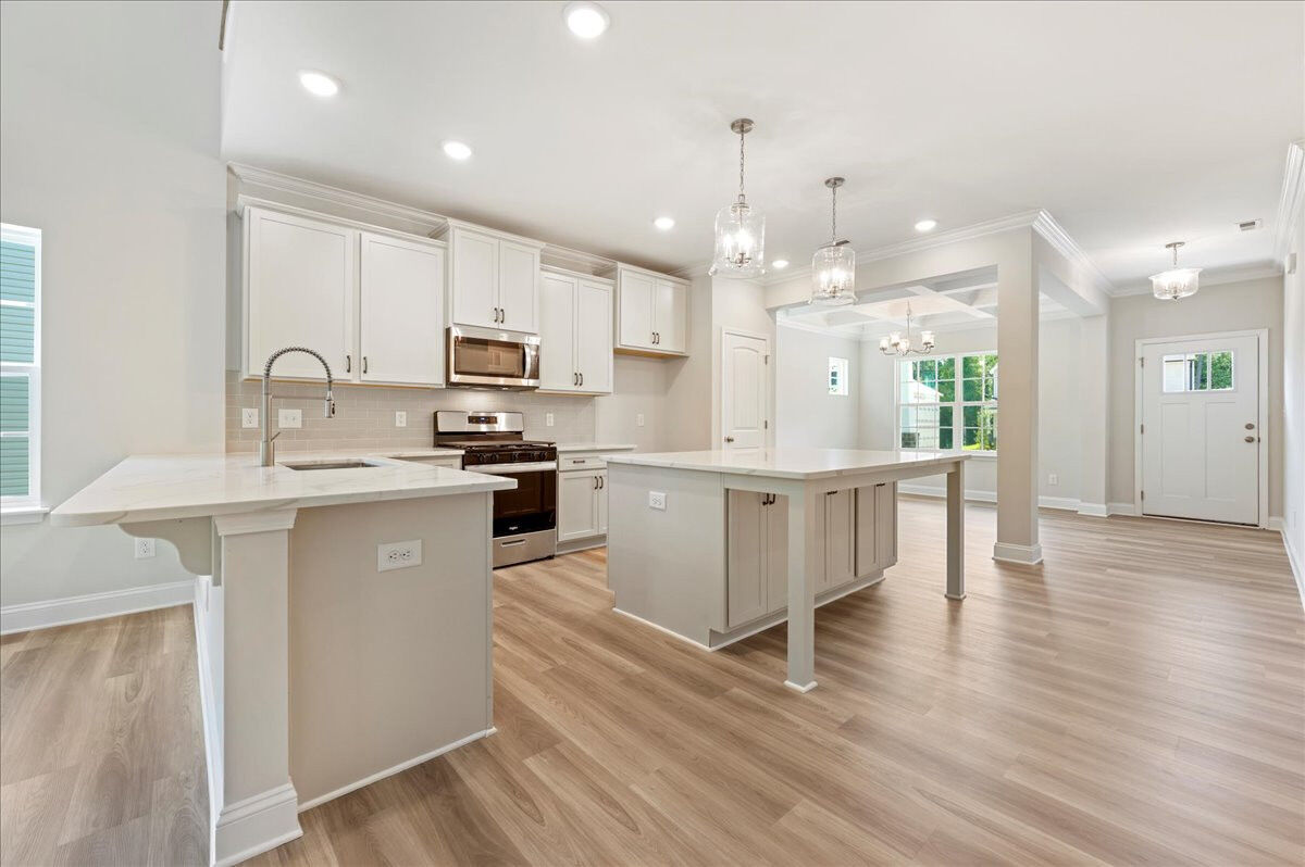 https://assets.windsorhomes.us/img/CCK_lot76_Richmond_elvB_4098_Stallion_Street_kitchen_4.jpg