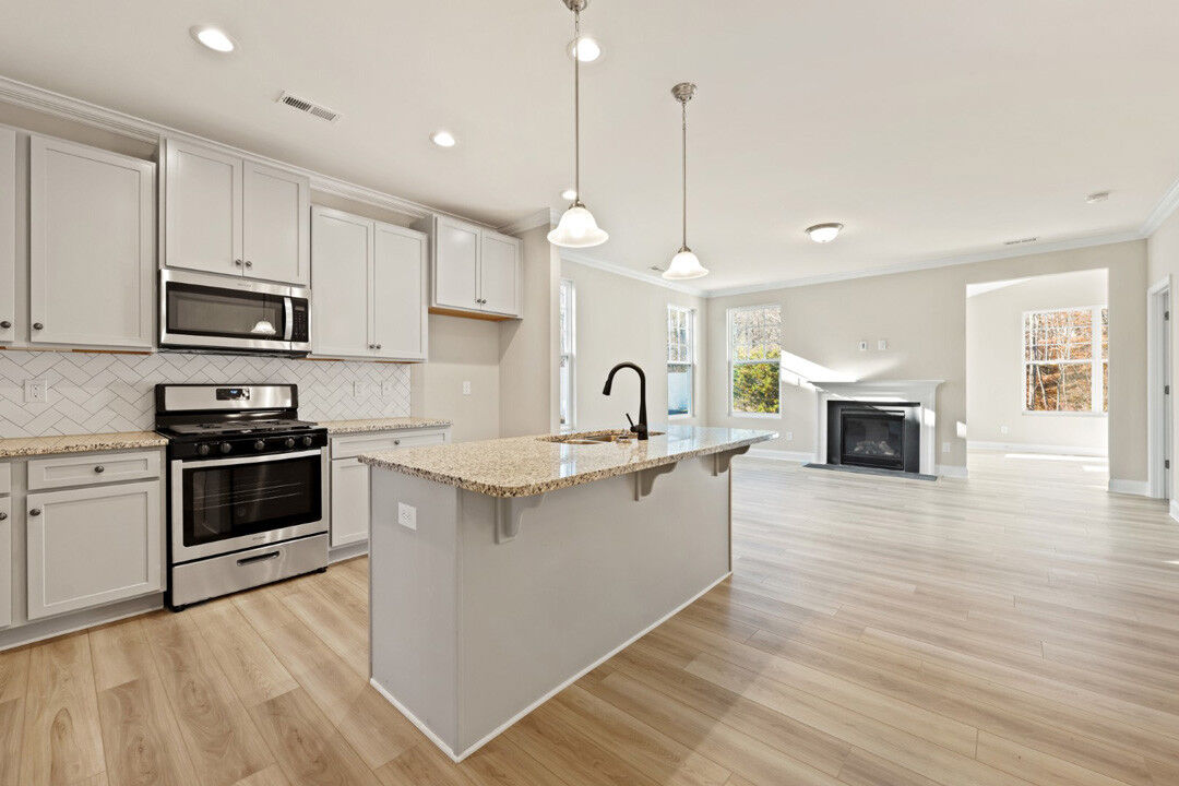 https://assets.windsorhomes.us/img/Columbia_B_PB_lot30_164-Ascender_kitchen.jpg
