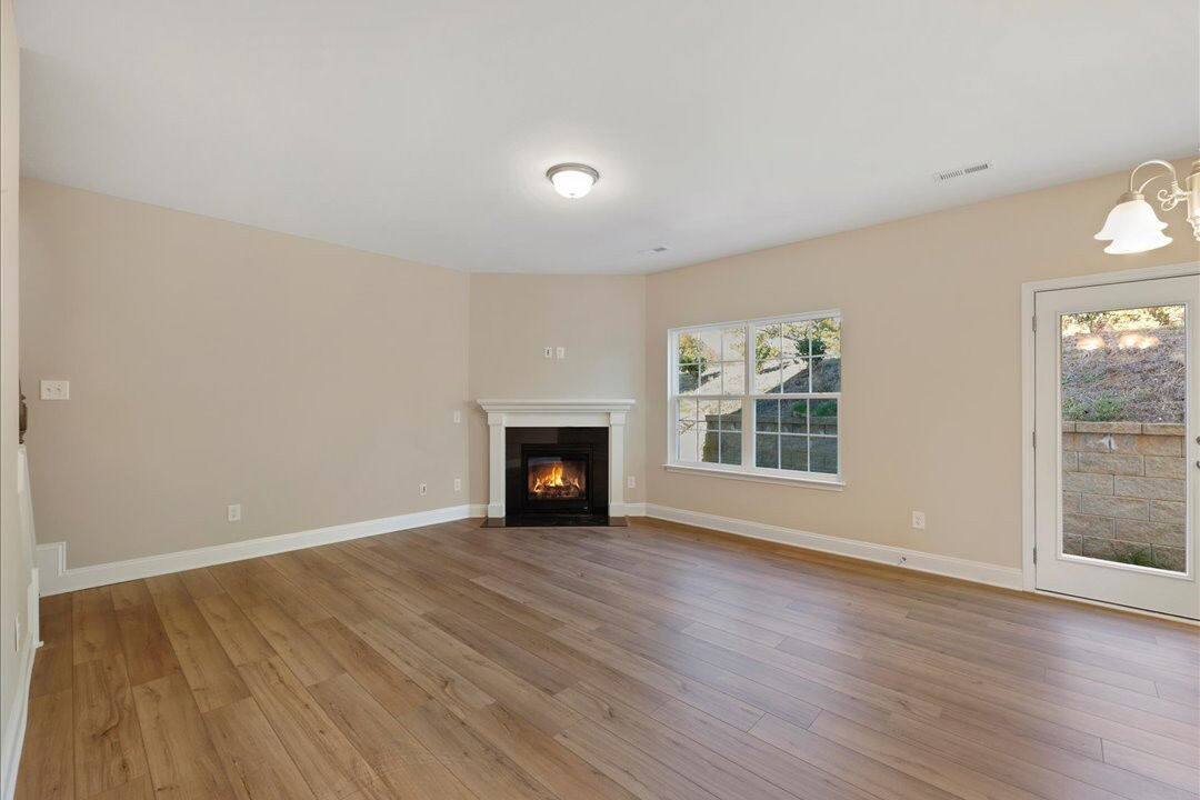 https://assets.windsorhomes.us/img/Greenville_C_AB_lot12_2188_Campbell_loop_great_room.jpg