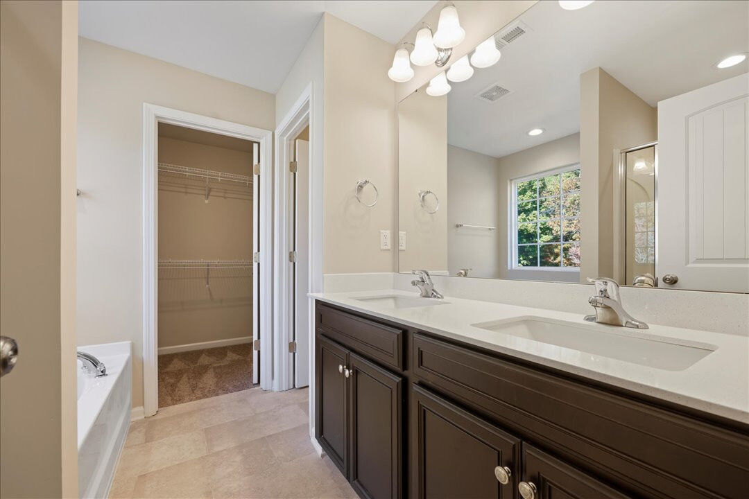 https://assets.windsorhomes.us/img/Greenville_C_AB_lot12_2188_Campbell_loop_primary_bath.jpg