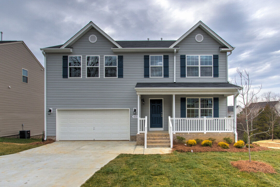 https://assets.windsorhomes.us/img/Lexington_B_BM_lot138_1829-Stonecrest-St_exterior-front.jpg