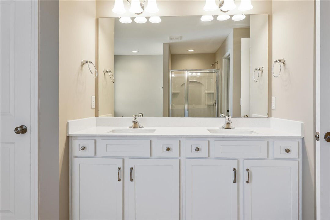 https://assets.windsorhomes.us/img/Lexington_elvF_KL_lot52_1318_Reading_Ct_Bathroom.jpg