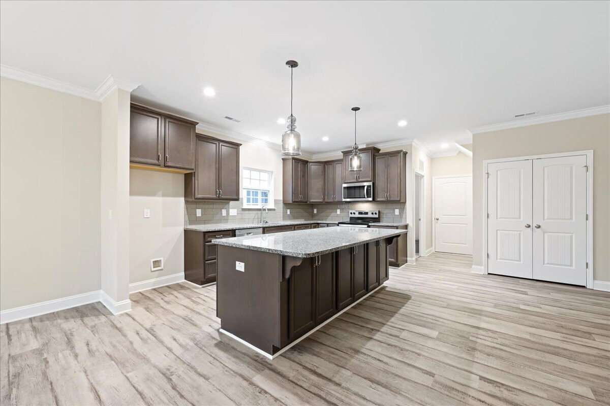 https://assets.windsorhomes.us/img/MVG_lot12_Pinehurst_elvC_1987_Meadowview_Dr_kitchen_2.jpg