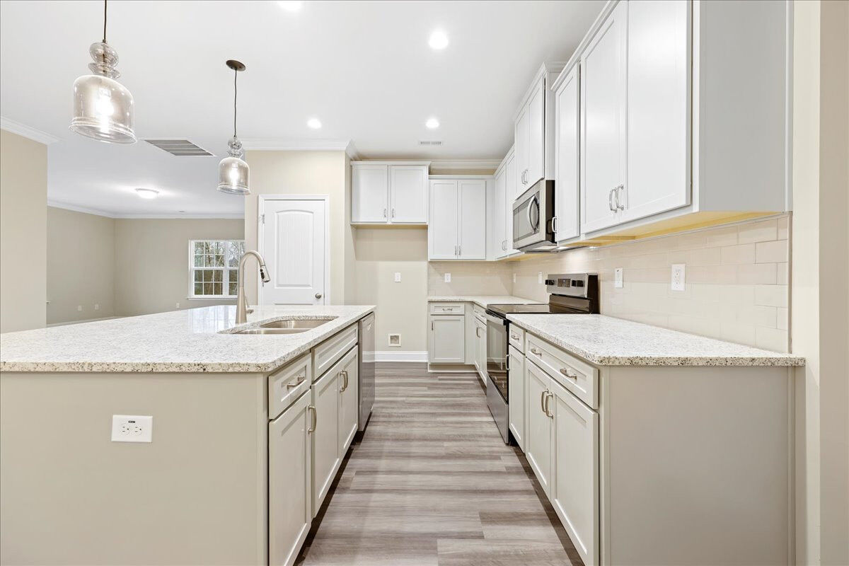 https://assets.windsorhomes.us/img/MVG_lot13_Somerset_elvC_1985_Meadowvie_Dr_kitchen.jpg