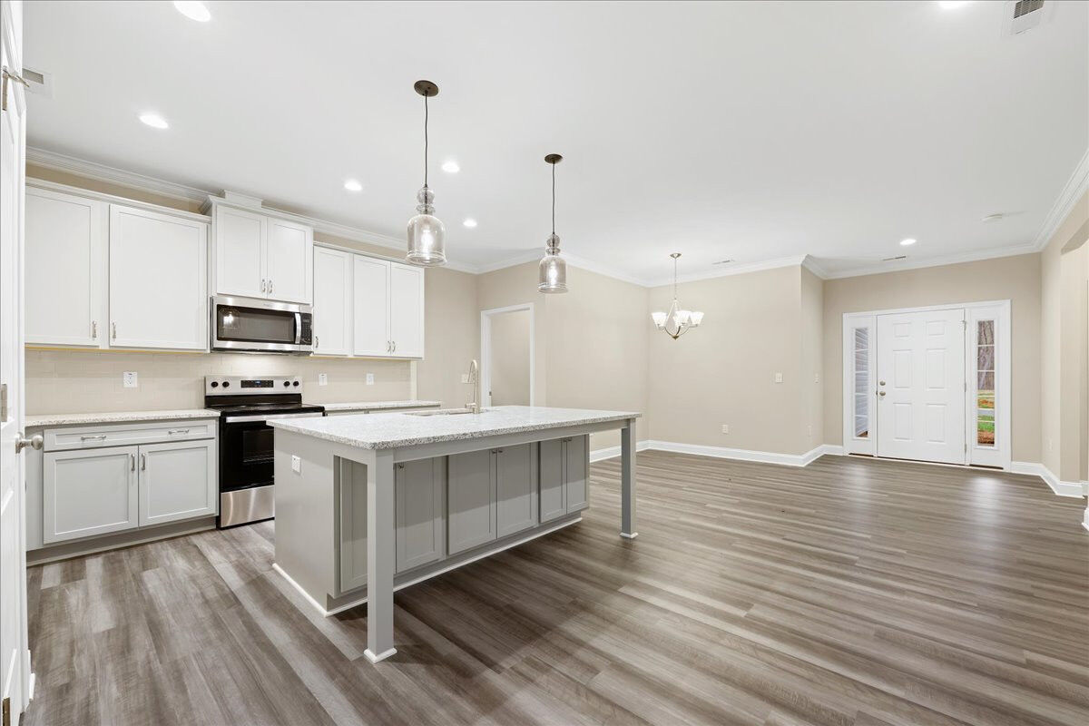 https://assets.windsorhomes.us/img/MVG_lot13_Somerset_elvC_1985_Meadowvie_Dr_kitchen_2.jpg