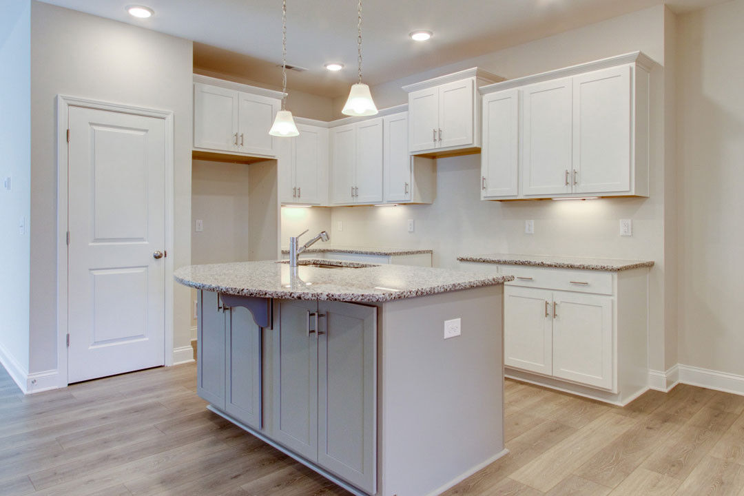 https://assets.windsorhomes.us/img/New-Bern_A_LC_lot40_637-Landmark-Cove_kitchen.jpg