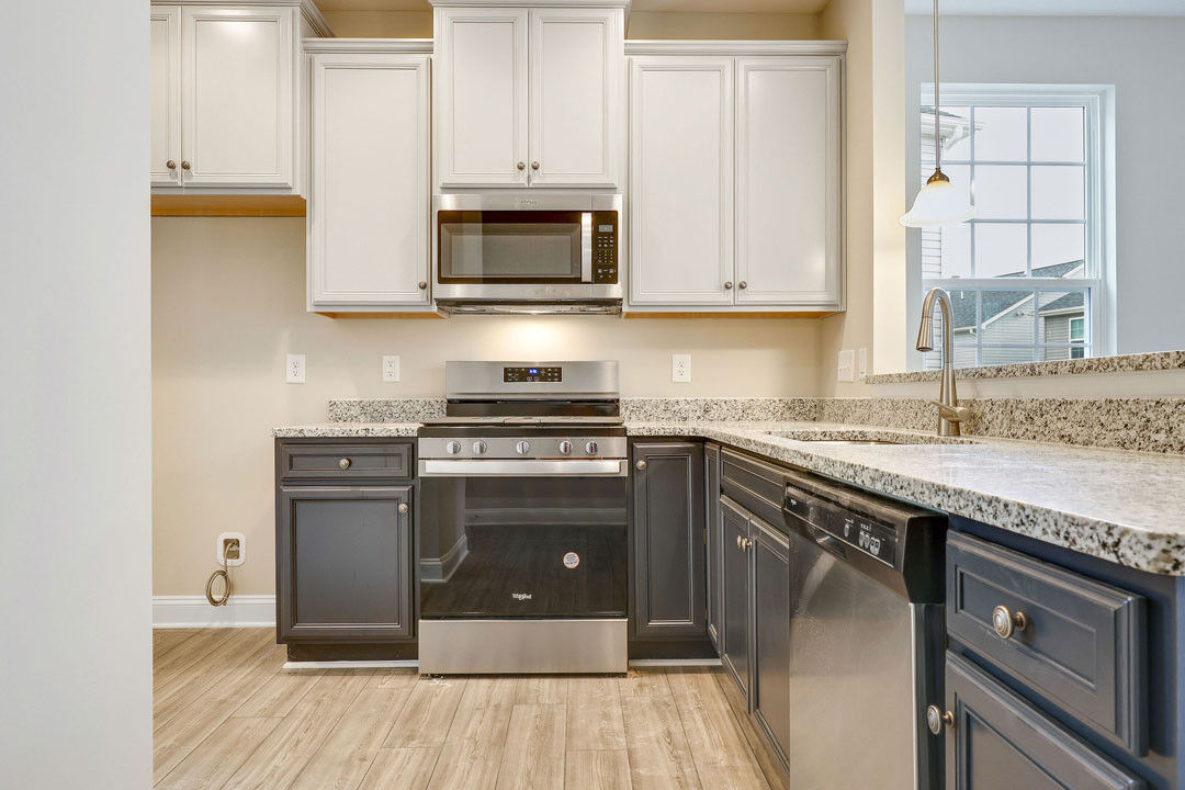 https://assets.windsorhomes.us/img/NewBern_A_AB_lot6_2146-Campbell-Loop_kitchen.jpg
