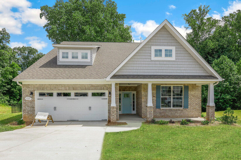 https://assets.windsorhomes.us/img/RP_lot15_Cotswold-3_F_4581-Olivine-Ln__1055694_ext_fix.jpg