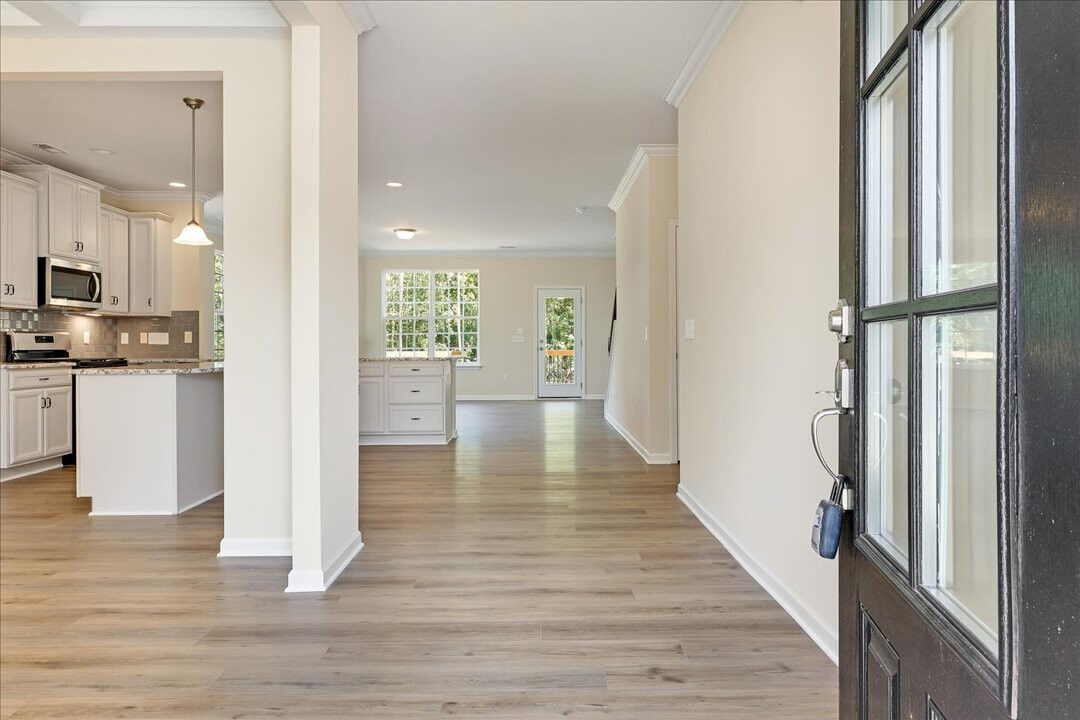 https://assets.windsorhomes.us/img/Seagrove_elvF_KL_lot38_1339_Reading_Ct_Foyer.jpg