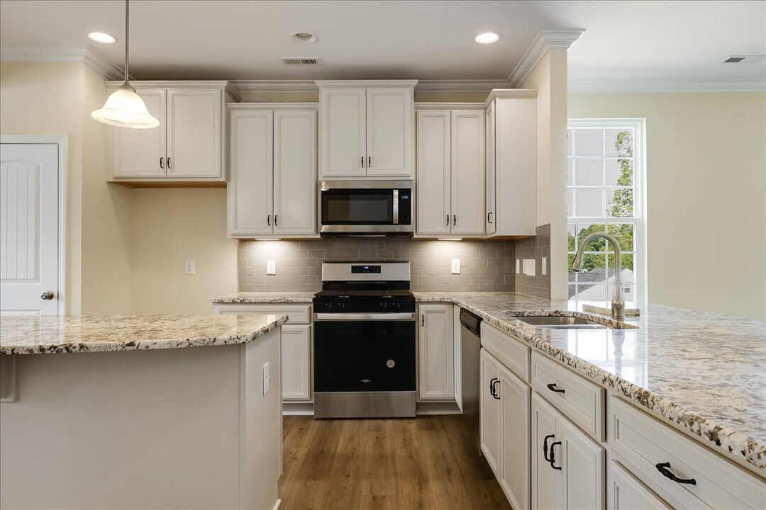 https://assets.windsorhomes.us/img/Seagrove_elvF_KL_lot38_1339_Reading_Ct_Kitchen_1.jpg
