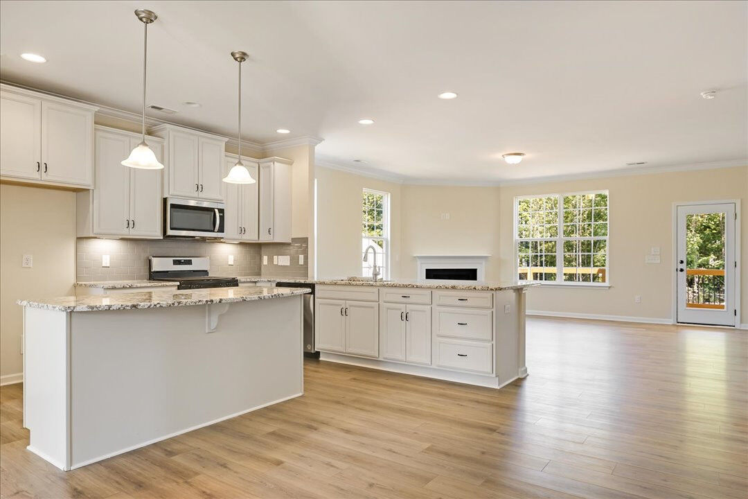 https://assets.windsorhomes.us/img/Seagrove_elvF_KL_lot38_1339_Reading_Ct_Kitchen_2.jpg