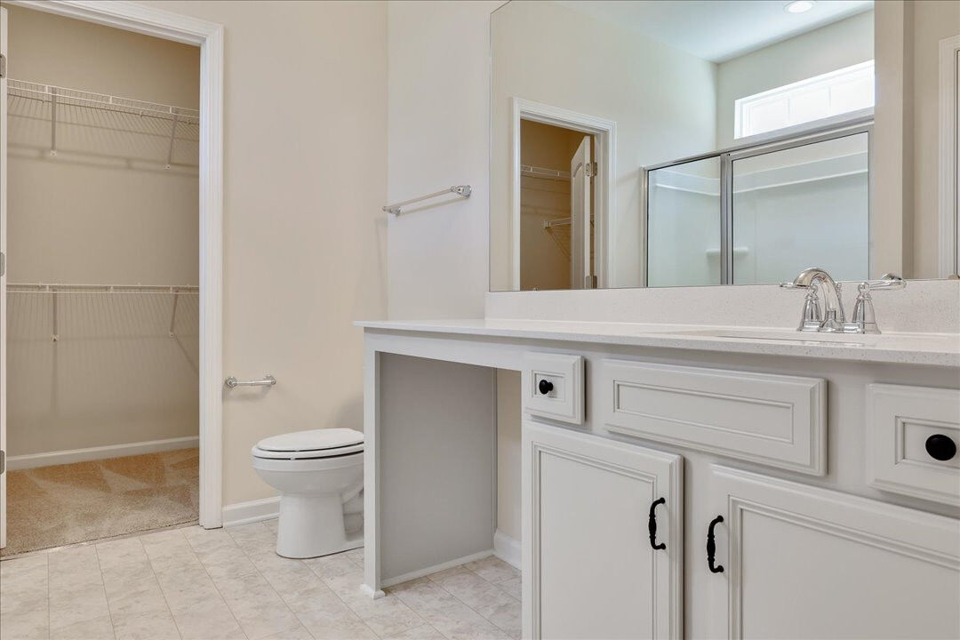 https://assets.windsorhomes.us/img/Seagrove_elvF_KL_lot38_1339_Reading_Ct_bathroom.jpg