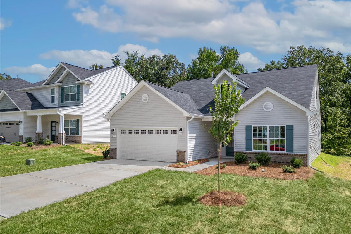 https://assets.windsorhomes.us/img/Somerser_B_CCK_lot88_4212_Canter_Creek_Lane_Exterior_Side.jpg