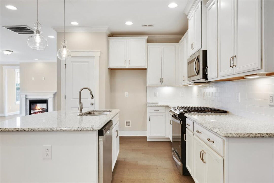 https://assets.windsorhomes.us/img/Somerset_3_H_BD_lot36_2088_Dowell_ct_Kitchen.jpg
