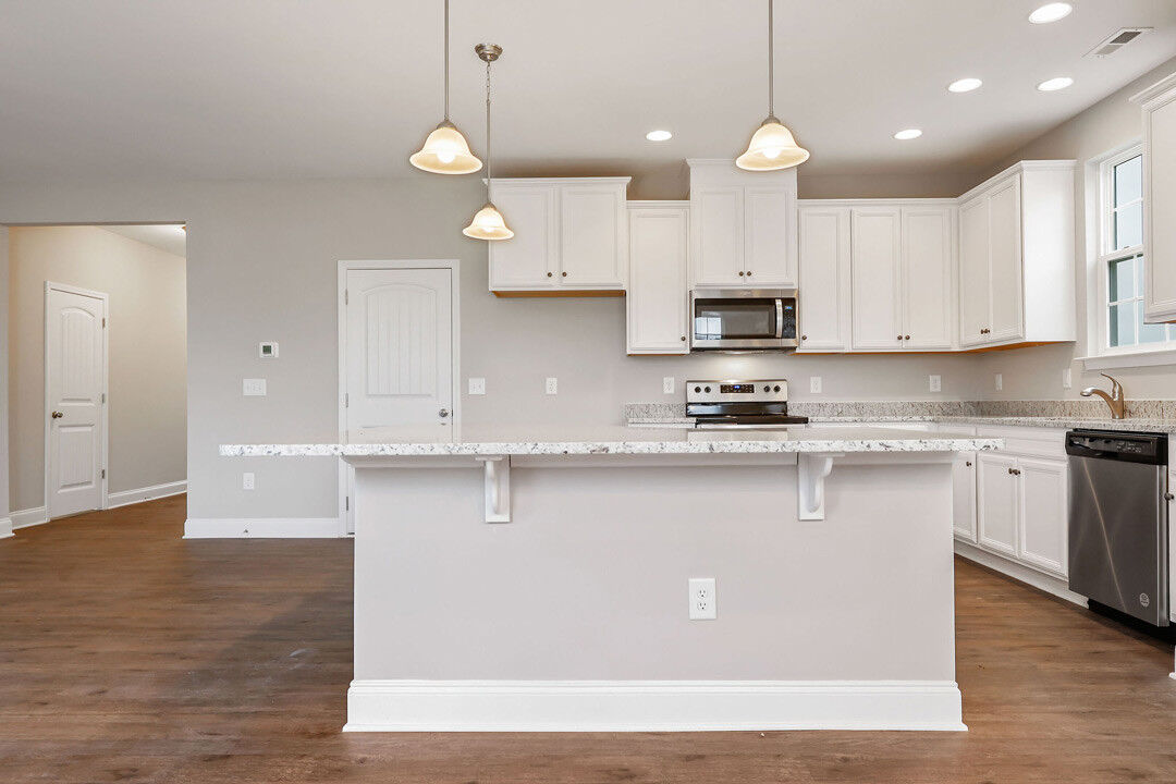 https://assets.windsorhomes.us/img/Southport_B_AB_lot20_2248-Campbell-Loop_1074576-019.jpg