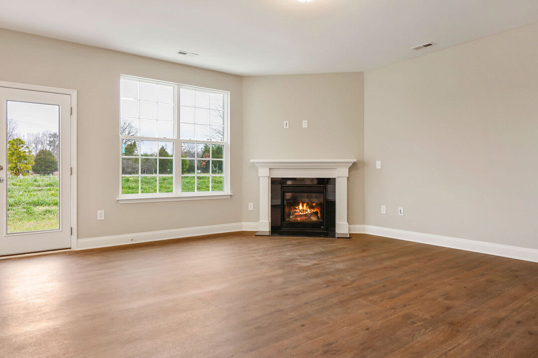 https://assets.windsorhomes.us/img/Southport_B_AB_lot20_2248-Campbell-Loop_1074576-023.jpg