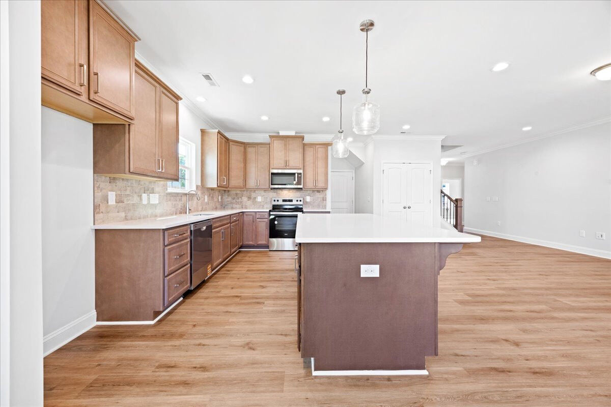 https://assets.windsorhomes.us/img/VR_lot89_Pinehurst_elvB_1811_Parham_Drive_kitchen.jpg