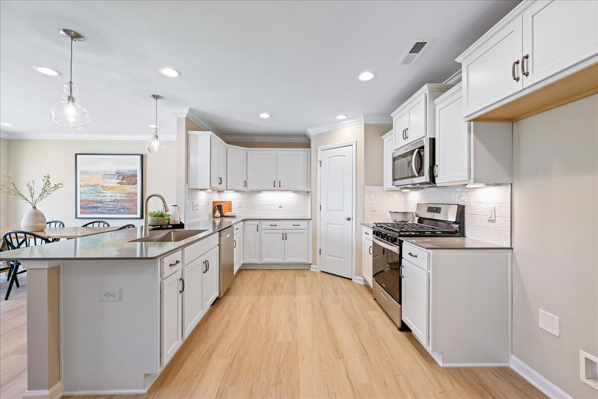 https://assets.windsorhomes.us/img/VS_lot69_Pennsylvania_4030_Winding_Vine_Ln_kitchen.jpg