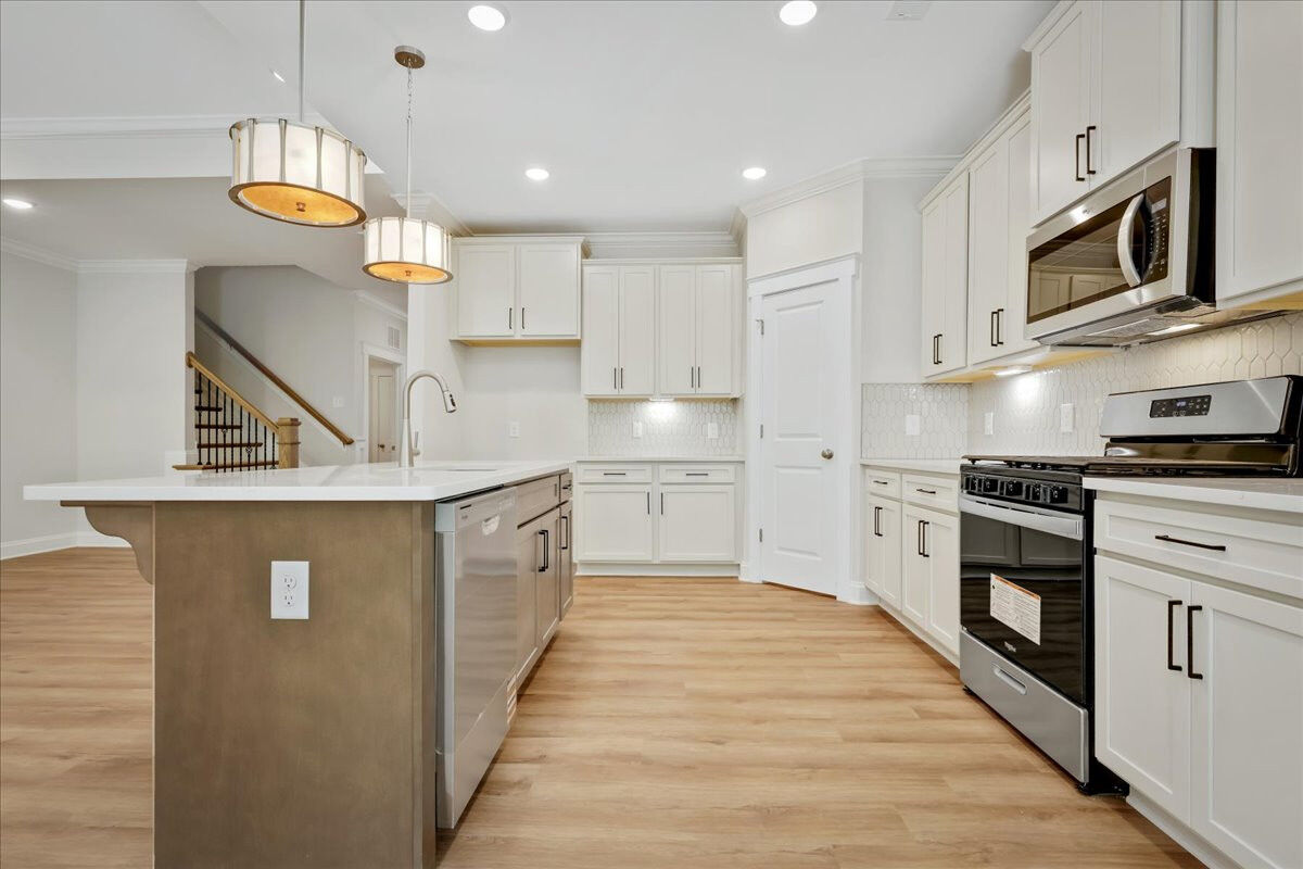 https://assets.windsorhomes.us/img/e_MG_lot51_Pembroke_elvB_1075_Fairhaven_Drive_exterior_kitchen_2.jpg